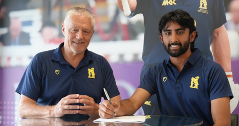 Staffordshire's Zen Malik signs his Warwickshire contract alongside Bears performance director Gavin Larsen.